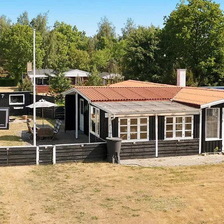 4 Person In Hals-by Traum Nyaraló
